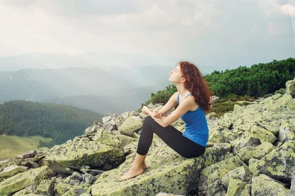 Woman relaxing on the nature — Stock Photo, Image