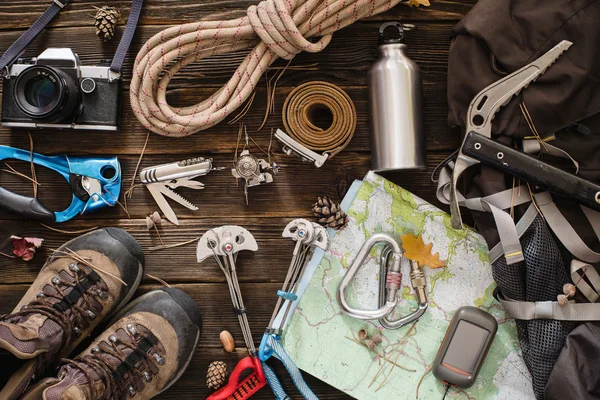 Apparatuur die nodig is voor alpinisme en bergbeklimmen — Stockfoto