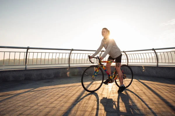 Joven ciclista en la ciudad de la mañana — Foto de Stock