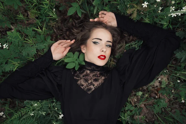 Young woman lying in the grass — Stock Photo, Image