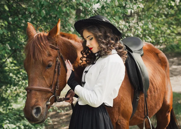 Kvinna i medeltida klänning promenader med häst — Stockfoto