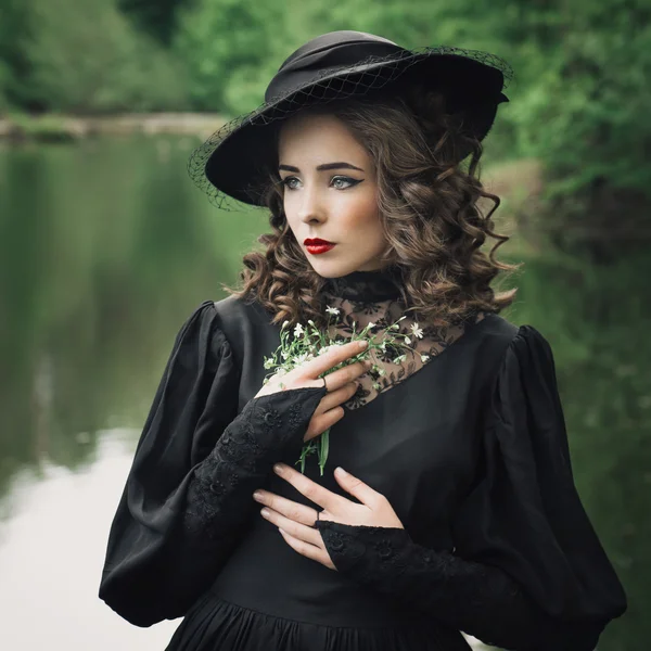 The sad woman with a bouquet on the nature — Stock Photo, Image