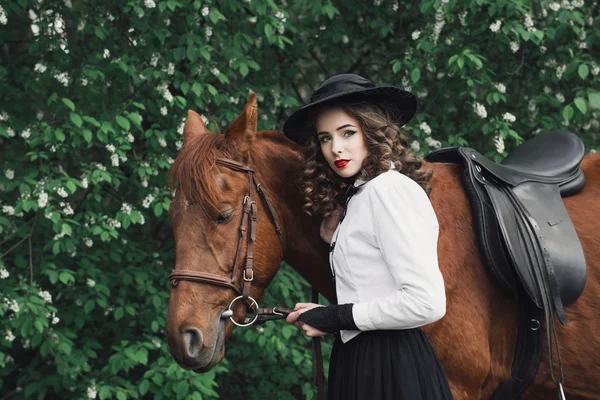 Mulher andando com cavalo — Fotografia de Stock