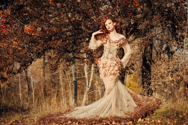 Beautiful woman in autumn forest — Stock Photo, Image