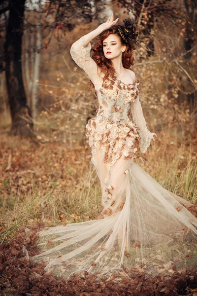 Красивая молодая женщина в осеннем парке — стоковое фото