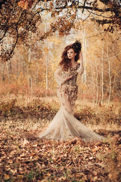 Красивая женщина в осеннем лесу — стоковое фото