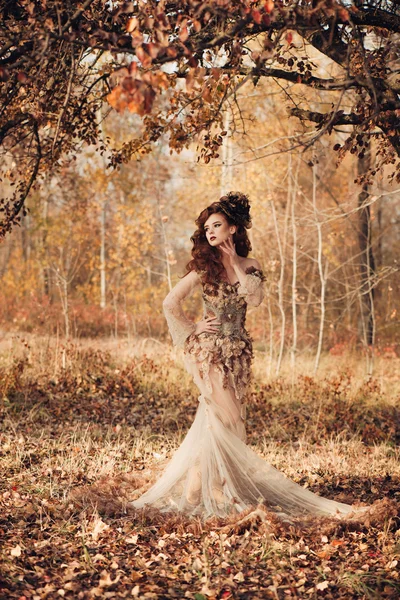 Όμορφη γυναίκα στο φθινόπωρο δάσος — Φωτογραφία Αρχείου