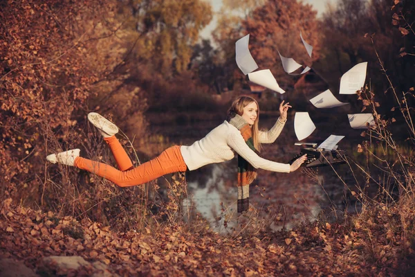 La liberté dans le travail. Lévitation des femmes dans la nature — Photo