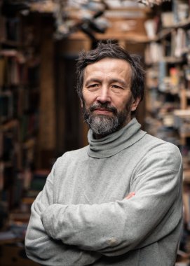 Sakal ve iyi gözler ile otantik yaşlı adam portresi