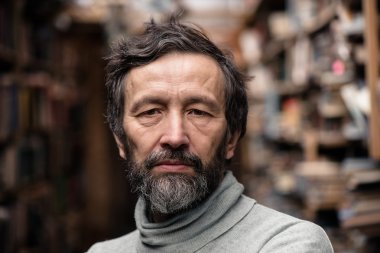 Sakal ve iyi gözler ile otantik yaşlı adam portresi