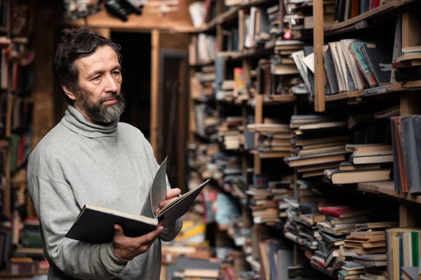 Портрет старшого чоловіка з бородою на книжковому ринку — стокове фото