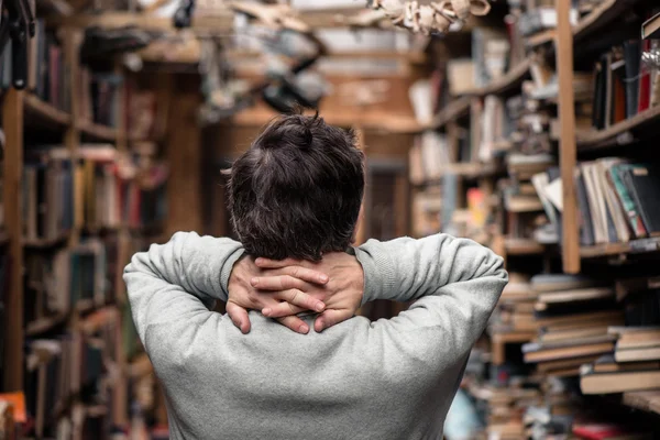 Porträt eines authentischen Seniors auf dem Buchmarkt — Stockfoto