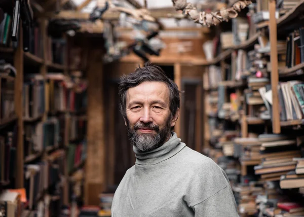 Sakal ve iyi gözler ile otantik yaşlı adam portresi