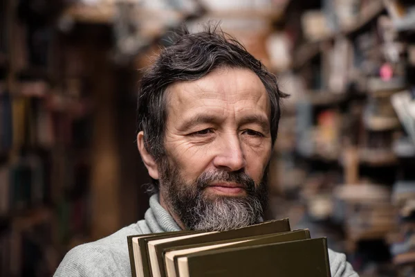 Sakal ve iyi gözler ile otantik yaşlı adam portresi