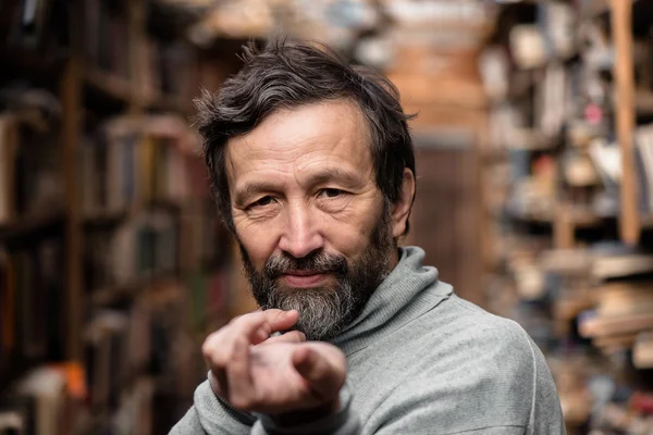 Otantik komuta sizde kitap piyasasında portresi