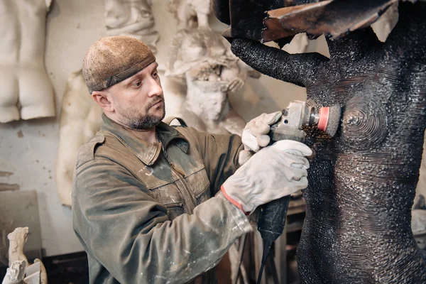彫刻家の男彼のワーク ショップでの作業 — ストック写真