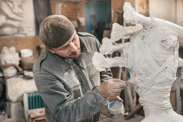 Sculptor man working in his workshop — Stock Photo, Image