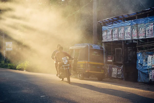Calle de la ciudad al atardecer en India — Foto de Stock