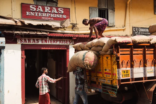 Indios trabajando en la calle — Foto de Stock