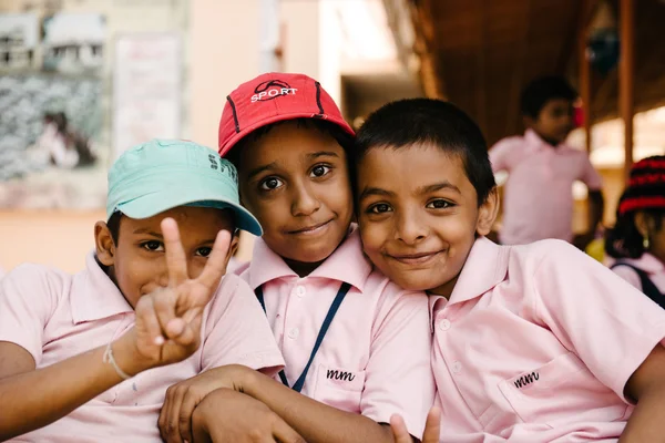 Boldog ázsiai gyerekek iskola után — Stock Fotó