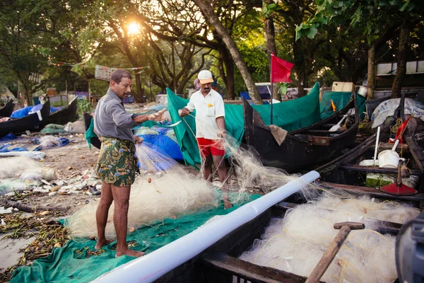 Pescadores indios en la playa del mar — Foto de Stock