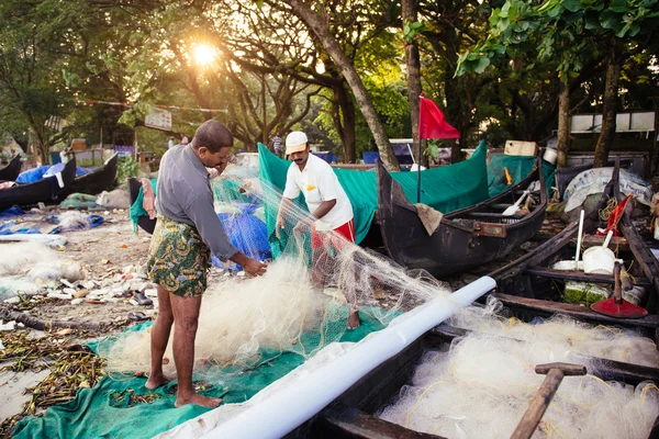 Pescadores indianos na praia do mar — Fotografia de Stock