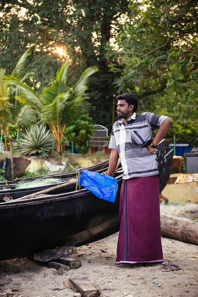 Portrait de pêcheur en vêtements indiens traditionnels — Photo