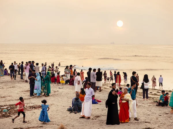 Asiaten ruhen sich am Strand aus — Stockfoto