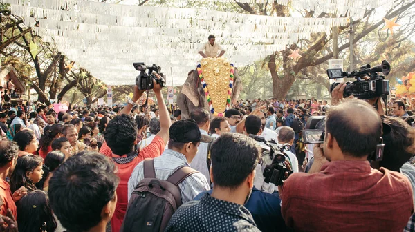 Люди принимают участие в карнавале Кочин — стоковое фото