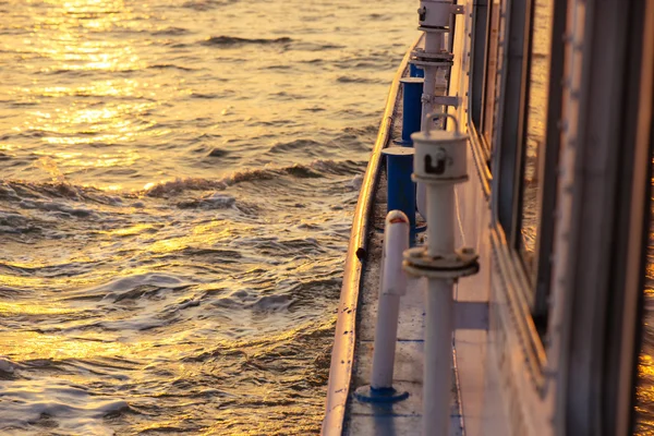 Belo pôr do sol de barco de balsa em mar aberto — Fotografia de Stock