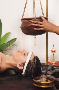 Ayurveda shirodhara tedavi Hindistan