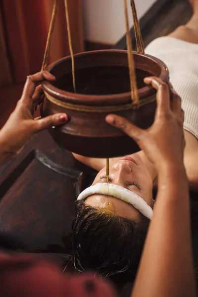 Trattamento ayurvedico shirodhara in India — Foto Stock