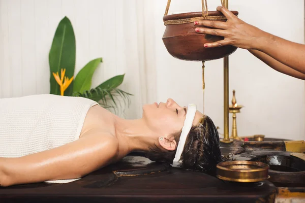 Ayurvedic shirodhara treatment in India — Stock Photo, Image