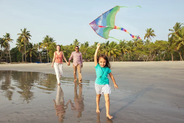 Mischlingsfamilie beim Ausruhen am Strand — Stockfoto