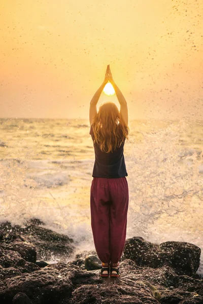 Meditação perto do mar ao pôr-do-sol — Fotografia de Stock