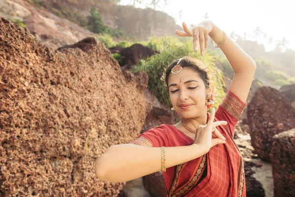 Retrato de una hermosa mujer india en ropa tradicional —  Fotos de Stock