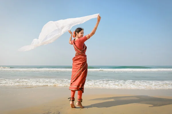 Mulher indiana sentir liberdade e desfrutar da natureza — Fotografia de Stock