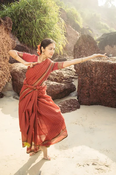 Hermosa bailarina india en ropa tradicional —  Fotos de Stock