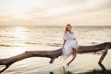 Temiz hava üzerinde uyuyan romantik sarışın kadın 