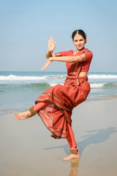 Όμορφη ινδική γυναίκα χορεύτρια με παραδοσιακή ενδυμασία — Φωτογραφία Αρχείου