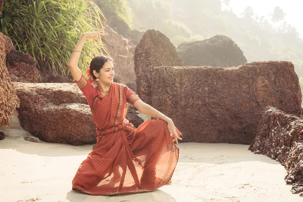 Beautiful indian woman dancer in traditional clothing — Stock Photo, Image