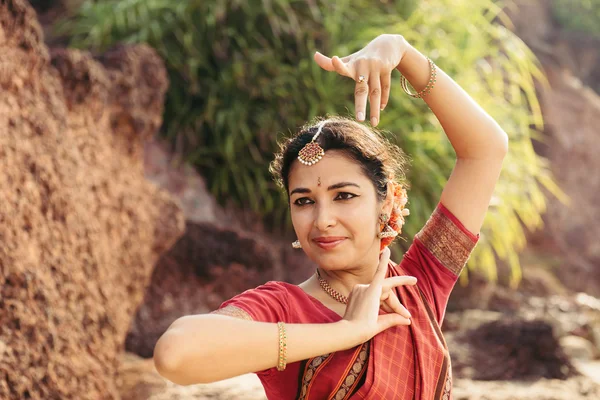 Красивая индийская танцовщица в традиционной одежде — стоковое фото