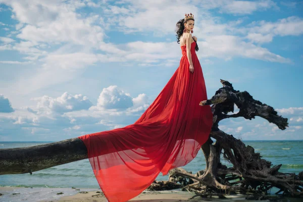 Романтичная женщина в трепещущем красном платье — стоковое фото