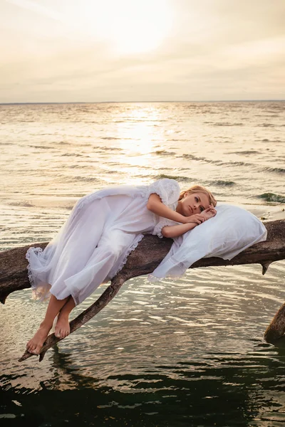 Mulher loira romântica dormindo ao ar livre — Fotografia de Stock
