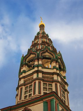 Bulutlu gökyüzü arka plan üzerinde katedral Kulesi
