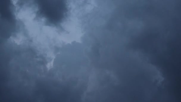 Nubes móviles: de nubes brillantes y esponjosas a nubes oscuras de tormenta eléctrica — Vídeos de Stock