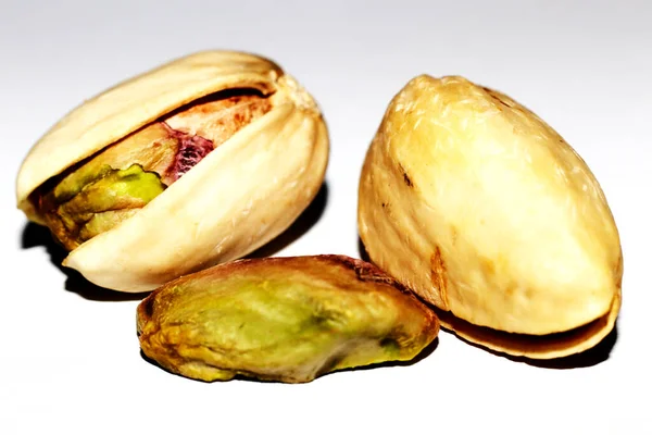 Beyaz Arka Planda Kavrulmuş Pistachios Makro Fotoğrafçılık — Stok fotoğraf