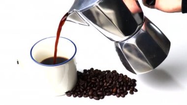 Kahve fincanı doldururken moka demliği kullandım.