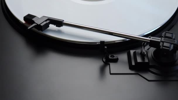 Disco de vinilo blanco girando en un tocadiscos - primer plano de tonearm tocando el LP — Vídeo de stock