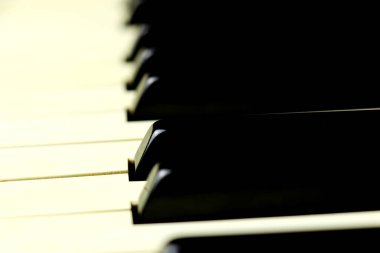 Eski bir akustik piyanonun piyano tuşları. Kapatın.